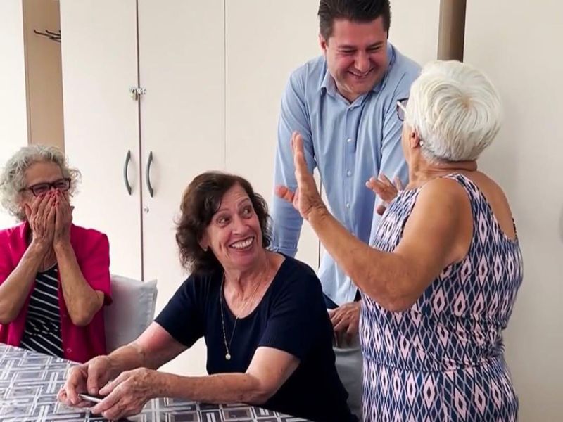 O ‘véio’ JC, convidado, almoçou com os idosos do CCI, juntamente com o secretário de Assistência Social e Cidadania, Léo Severino. Além de cuidar dos idosos, Léo também cuida de crianças e adolescentes. E brilha os zóios ao dizer que trabalha pra transformar “Itajaí na melhor cidade do Brasil pra ser criança” (foto: divulgação)