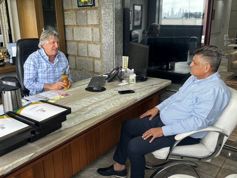 O prefeito de BC City, o dublê de vampiro italiano anêmico, Nilson Probst (MDB), visitou o prefeito de Camboriú, o ex-tudo, digo coronel Leonel Pavan (PSD) (foto: divulgação)
