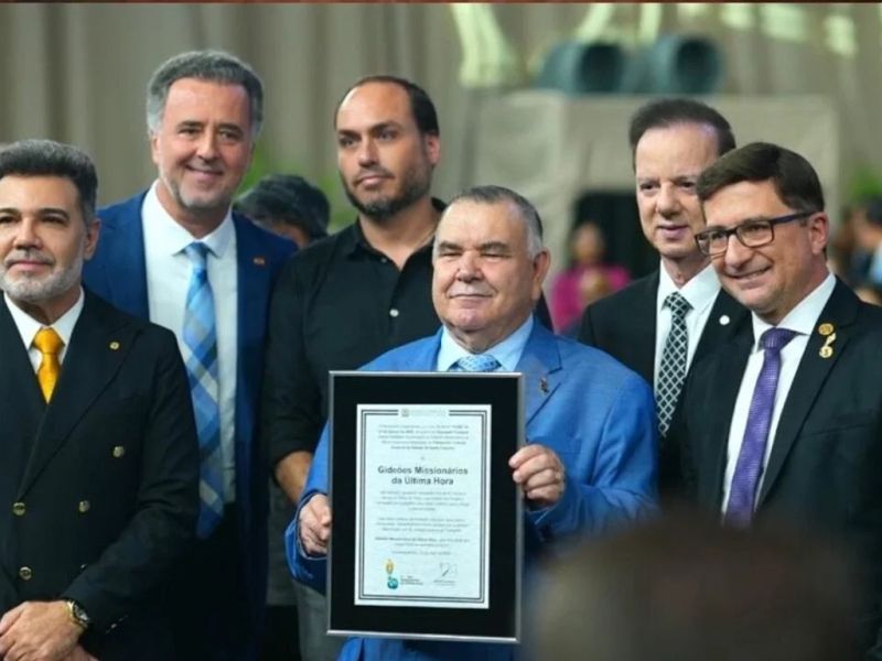 Denúncia - A manifestação do deputado federal Marcos Feliciano (PL-SP) em favor do pré-candidato ao Senado por SC, Carlos Bolsonaro, no Congresso dos Gideões, em Camboriú, gerou denúncia junto à Justiça Eleitoral. A ação é do vereador de Florianópolis, Leonel Camasão (PSOL), que entende o ato com propaganda eleitoral antecipada. Feliciano promoveu publicamente a candidatura de Carlos. (Reprodução/Redes Sociais)