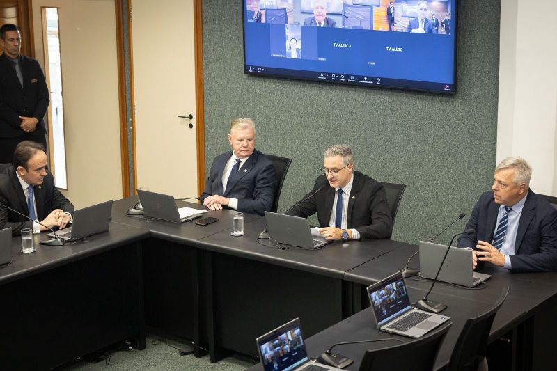  No próximo dia 22 de maio, às 9h, acontece a audiência pública que irá debater “Ações de prevenção, inovação, adaptação e gestão de riscos frente aos eventos climáticos extremos, especialmente diante das projeções relacionadas ao fenômeno El Niño”. O evento será na ‘Leléia’, com transmissão ao vivo pelo canal oficial no YouTube (foto: Rodrigo Corrêa/ Agência Alesc)