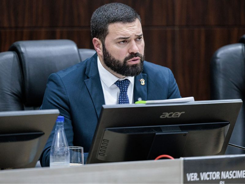 Mordeu e assoprou. O vereador pexêro e professor de dança Victor Nascimento, o boneco Falcon (PL), criticou a dancinha que o presidenciável Flávio Bolsonaro (PL) fez em Floripa (foto: divulgação)