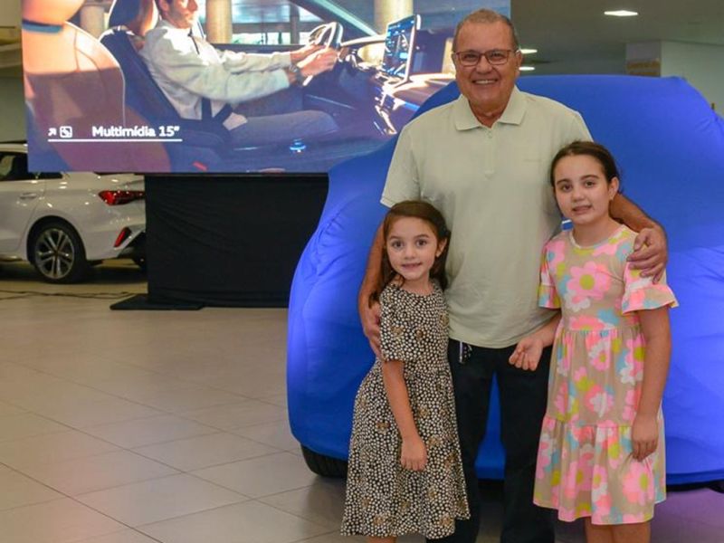 Claudio Werner, ao lado das netas Lívia e Alicia, recebeu convidados para o lançamento nacional do Tiguan, na Promenac da Brava