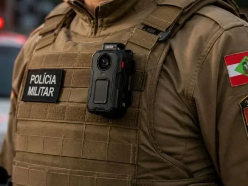 Câmeras corporais  - A Justiça de SC estabeleceu o prazo de 90 dias para que o governo do estado apresente plano para o restabelecimento do uso de câmeras corporais pela PMSC. O programa foi descontinuado em setembro de 2024 por decisão do comando da corporação, sob alegação de defasagem no equipamento e dificuldades de manutenção. (Arquivo/PMSC)
