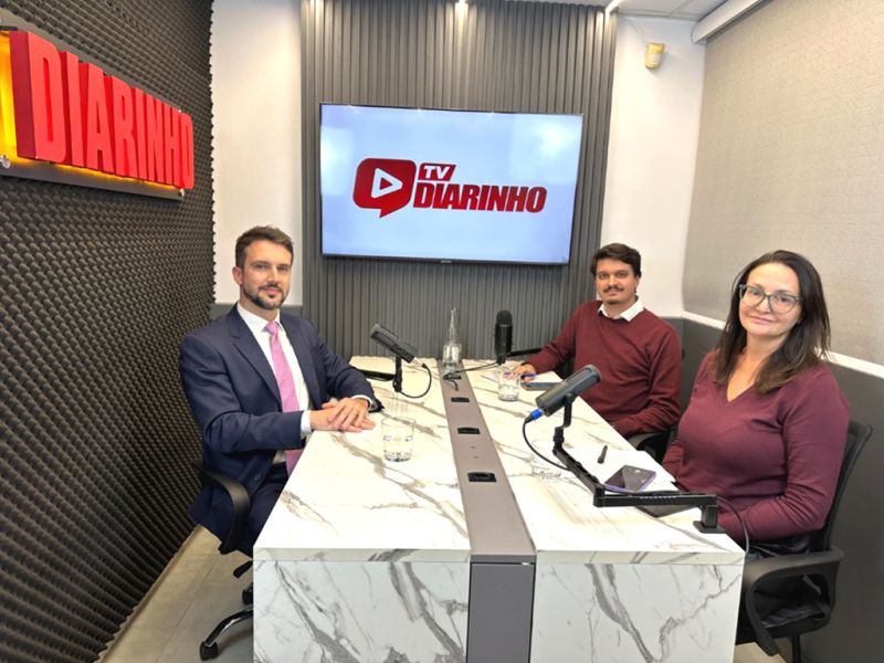 O defensor público Halison Tharlley Nolli, coordenador do Núcleo Regional da Defensoria Pública, em Itajaí, participou do programa “Diz aí!” sob o comando da jornalista Fran Marcon, com participação do professor e ativista de direitos humanos Diego Lopes. Assista na TV DIARINHO no YouTube e leia na edição do finde