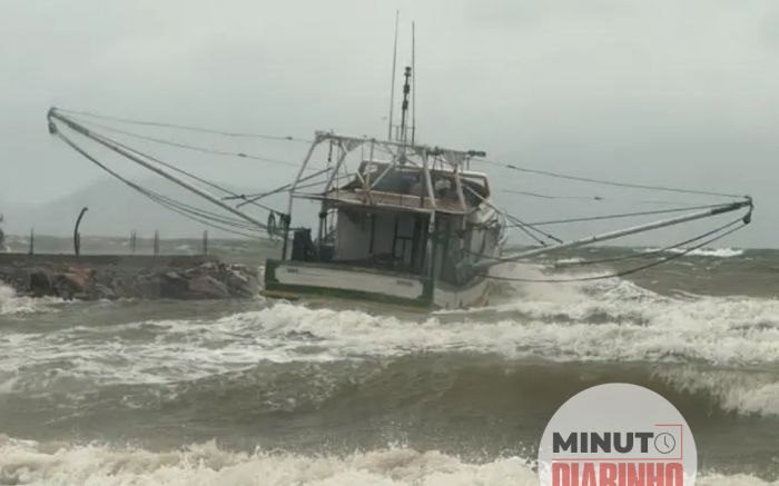 Barcos são arrastados e região fica sem energia elétrica por conta dos fortes ventos