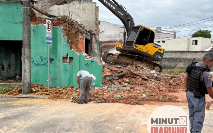 Prefeitura começa demolição na rua Tijucas pra fim da via do porto