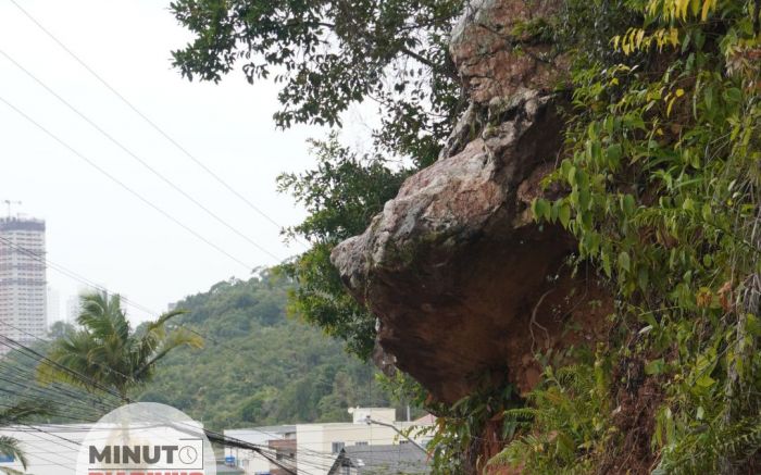 Prefeitura vai tirar pedras gigantes em área de risco no bairro das Nações