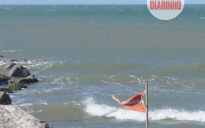 Ciclone deixa mar gigante e traz risco de ressaca e alagamentos