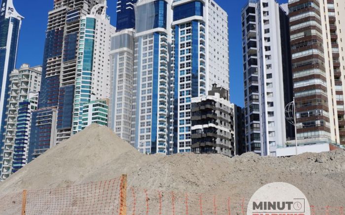 Reurbanização da praia Central avança com muro de proteção na Barra Sul