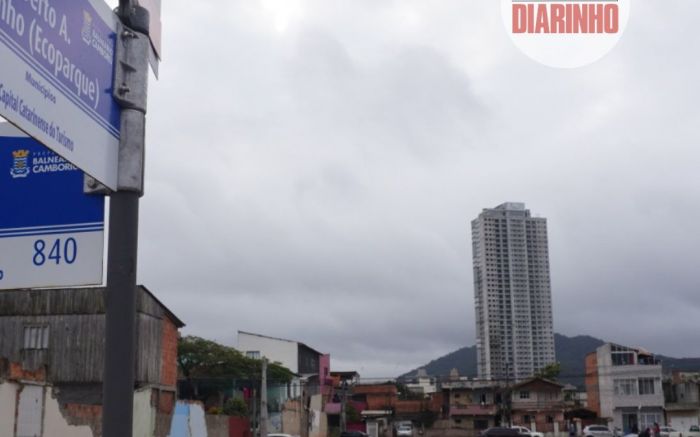 Obra da avenida Ecoparque travou a espera de demolições