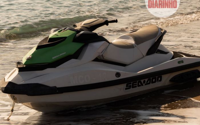 Denúncia relata adolescentes pilotando jet-skis na Barra Sul