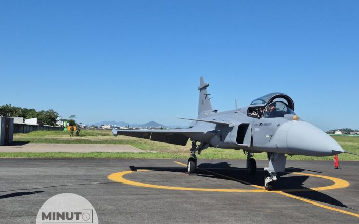 Gripen F-39 decola em seu primeiro voo no Brasil