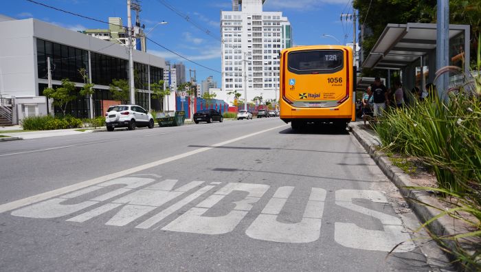 🚌🚦 MULTA DE R$ 293,47 PRA QUEM INVADIR CORREDOR EM ITAJAÍ