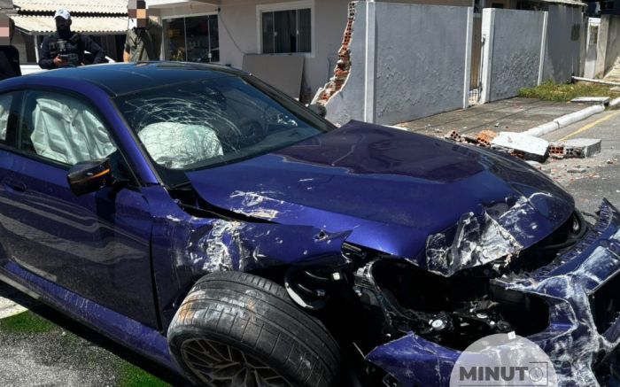 Motorista perde controle de BMW e destrói muro de casa