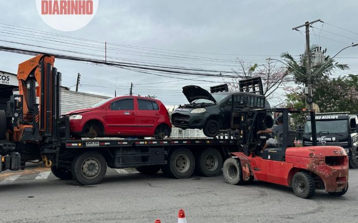 "Cemitério de carros" começa a ser desmanchado na Barra do Rio
