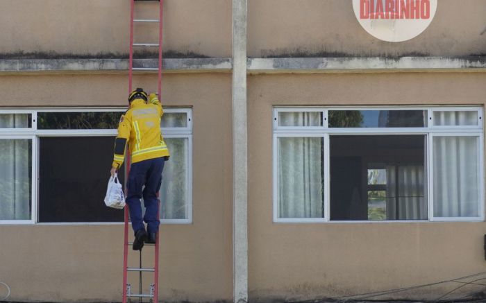 Prédio em colapso no centro é lacrado de vez após avanço de rachaduras